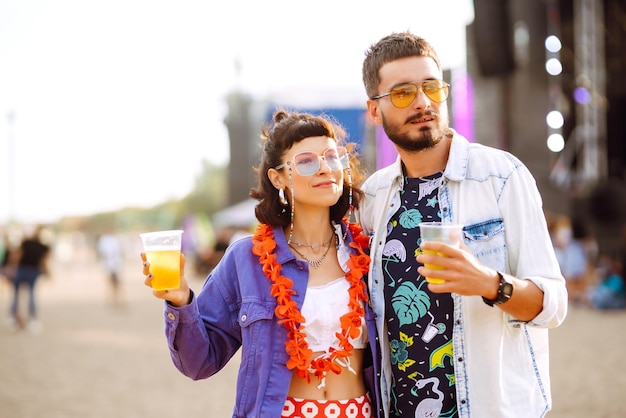 Groep vrienden met bier dansen en plezier maken op muziekfestival samen Summer Beach party