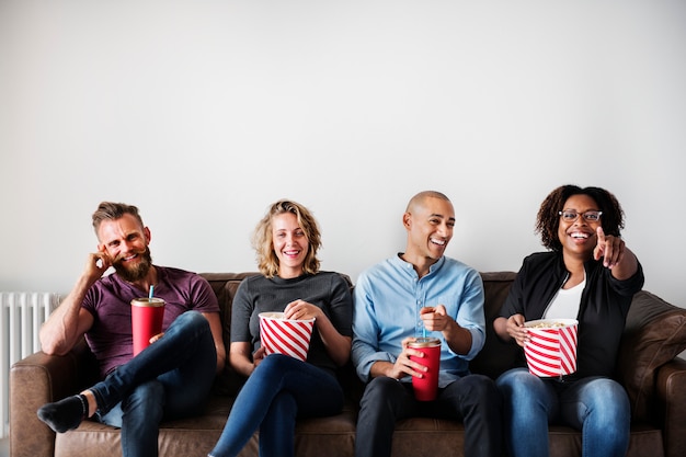 Groep vrienden met een geweldige tijd kijken naar film