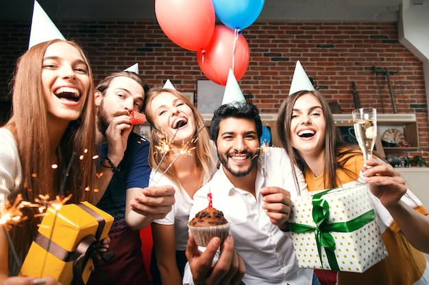 Groep vrienden met geschenken sterretjes