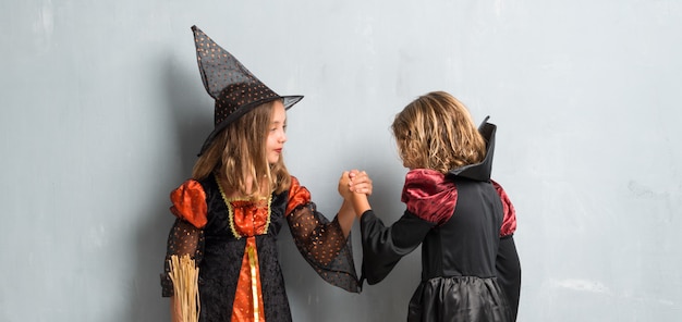 Foto groep vrienden met kostuums van vampieren en heksen voor halloween-vakantie