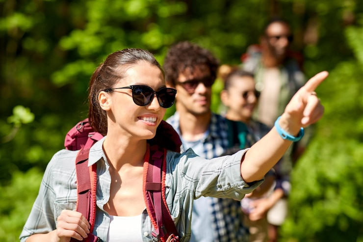 Foto groep vrienden met rugzakken die in het bos wandelen