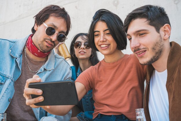 Groep vrienden nemen een selfie met telefoon.