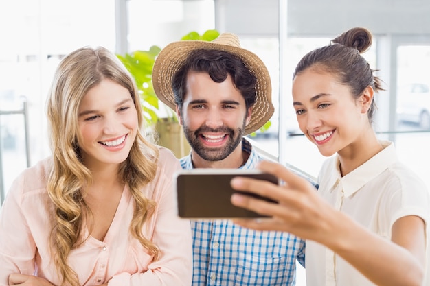 Groep vrienden nemen een selfie