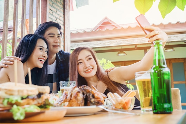 Groep vrienden nemen selfie en eten eten zijn blij genieten thuis