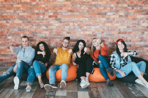 groep vrienden of collega's zittend op zitzakken. millennial levensstijl