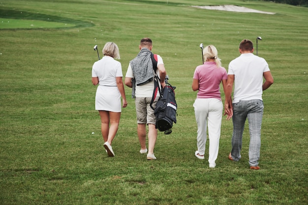 Groep vrienden op de golfbaan