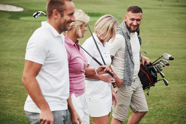 Foto groep vrienden op de golfbaan