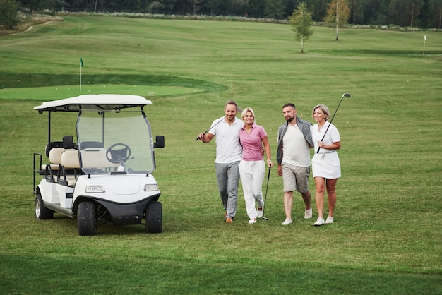 Groep vrienden op de golfbaan