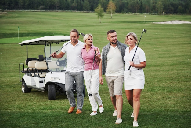 Groep vrienden op de golfbaan