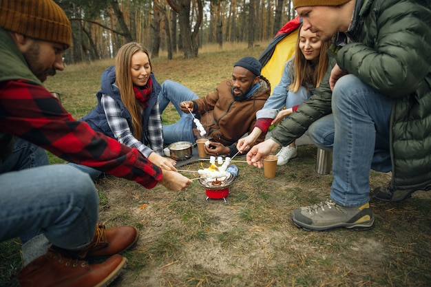 Groep vrienden op een kampeer- of wandeltocht in de herfstdag