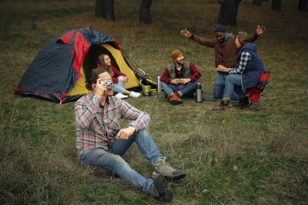 Groep vrienden op een kampeer- of wandeltocht in de herfstdag