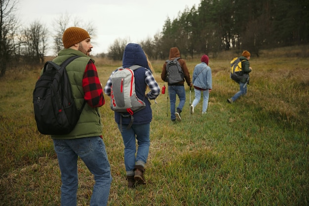 Groep vrienden op een kampeer- of wandeltocht in de herfstdag