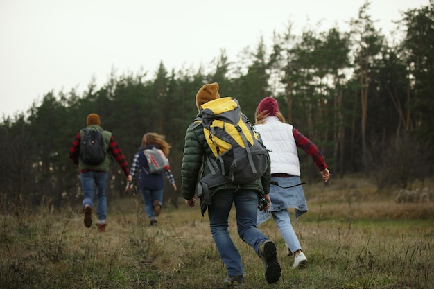 Groep vrienden op een kampeer- of wandeltocht in de herfstdag