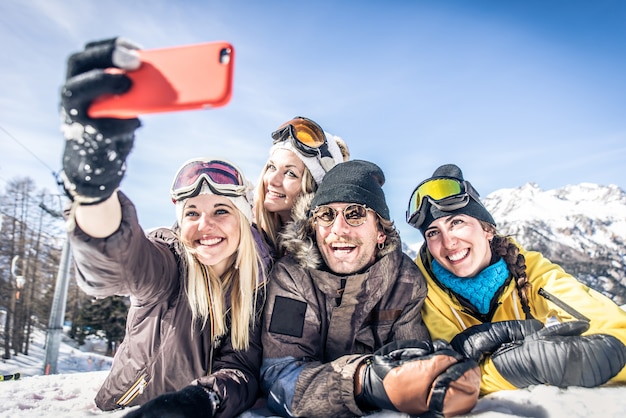 Groep vrienden plezier in de sneeuw