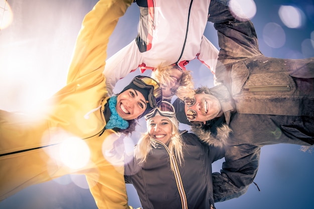 Groep vrienden plezier in de sneeuw