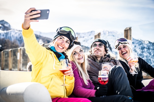 Groep vrienden plezier in een skigebied