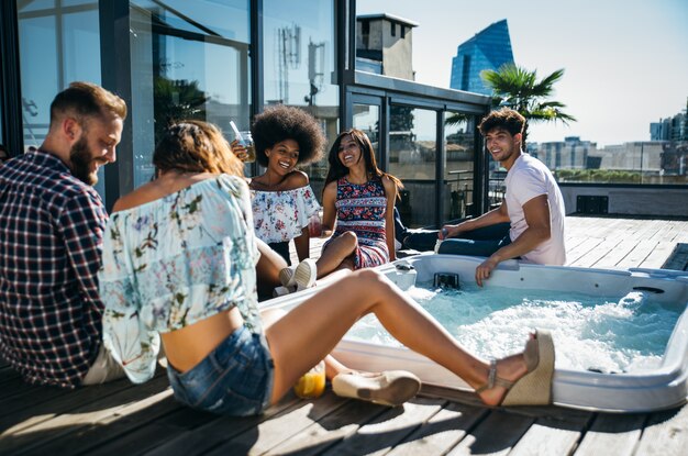 Groep vrienden plezier op het dak van een prachtig penthouse