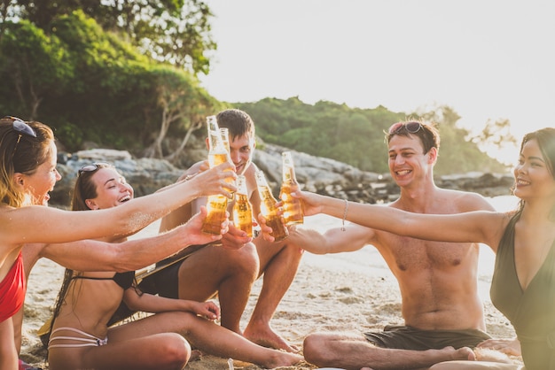 Groep vrienden plezier op het strand op een eenzaam eiland