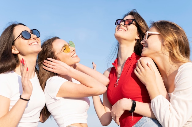 Foto groep vrienden plezier op het strand