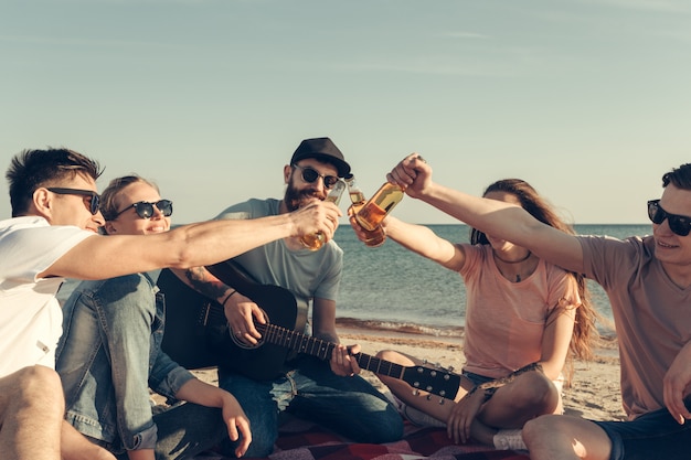 Groep vrienden plezier op het strand