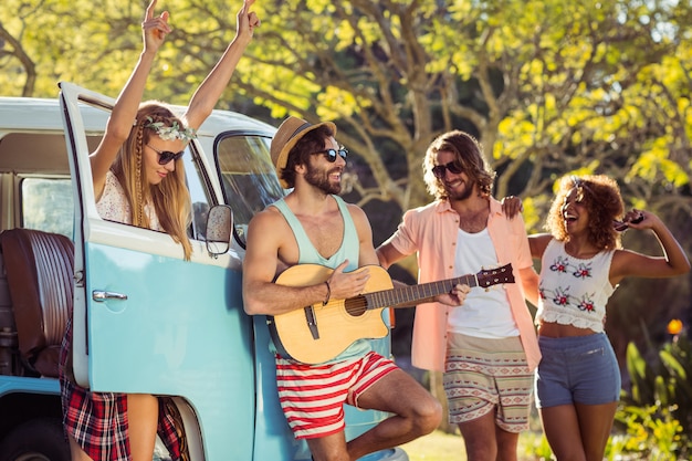 Groep vrienden plezier op muziekfestival