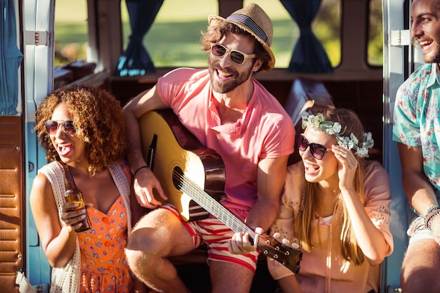 Groep vrienden plezier op muziekfestival