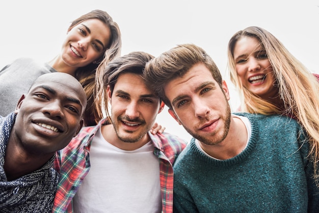 Groep vrienden plezier samen buitenshuis