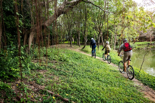 Groep vrienden rijden mountainbike in het bos samen