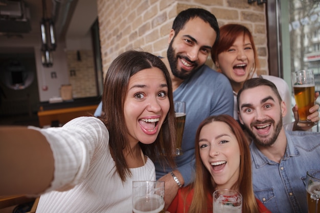 Groep vrienden samen bier drinken in de pub