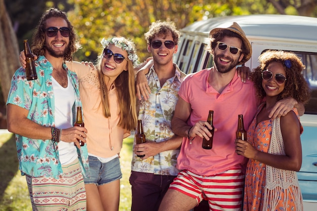 Groep vrienden samen met een biertje