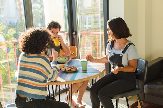 Groep vrienden samen ontbijten in nieuw huis