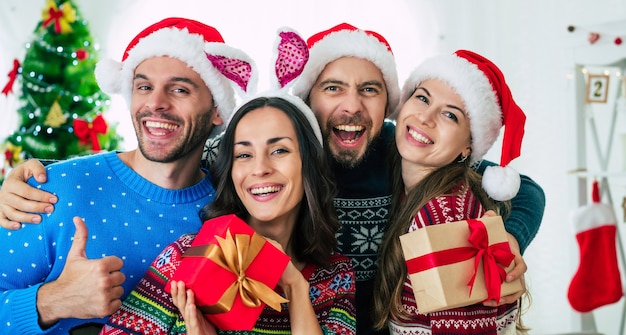 groep vrienden thuis op kersttijd