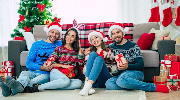 groep vrienden thuis op kersttijd