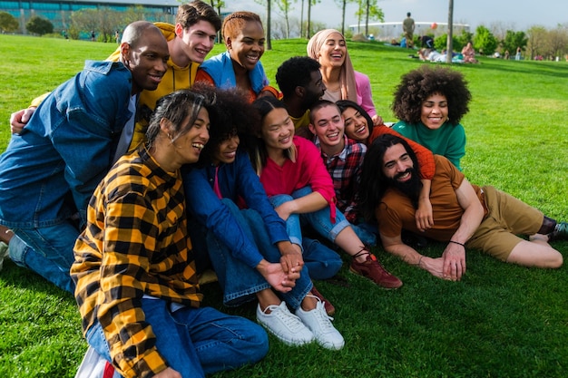 Groep vrienden van verschillende etniciteiten die een goede tijdprofielweergave hebben