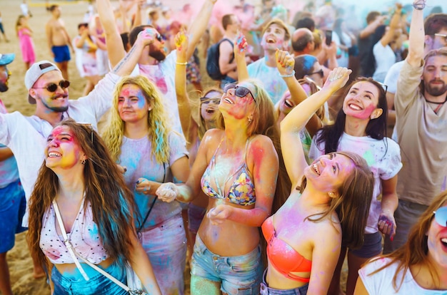 groep vrienden veel plezier dans op holifestival Viering van traditionele Indiase vakantie Vriendschap