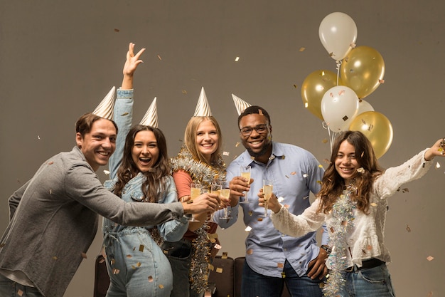 Foto groep vrienden vieren nieuwjaar concept