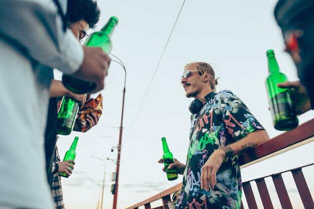 Groep vrienden vieren, rusten, plezier maken en feesten in de zomerdag