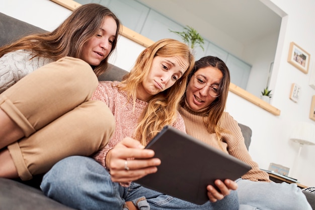 Groep vriendinnen kijken naar iets leuks op een tablet