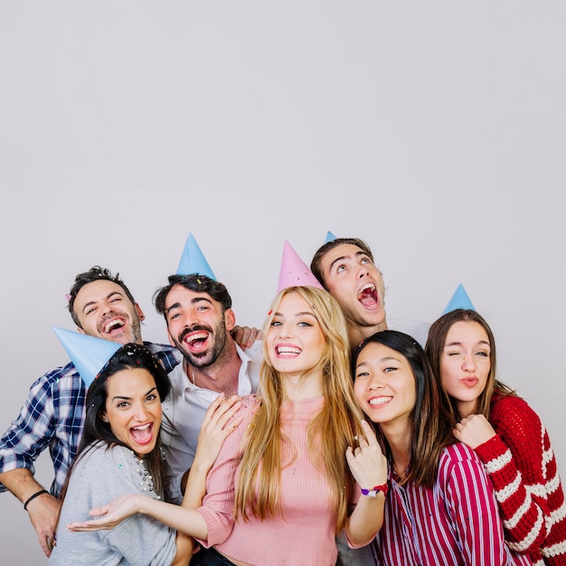 Groep vriendschappelijke vrienden die verjaardag vieren