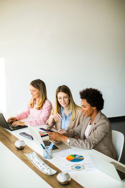 Groep vrij jonge multi-etnische bedrijfsvrouwen die aan nieuw project werken