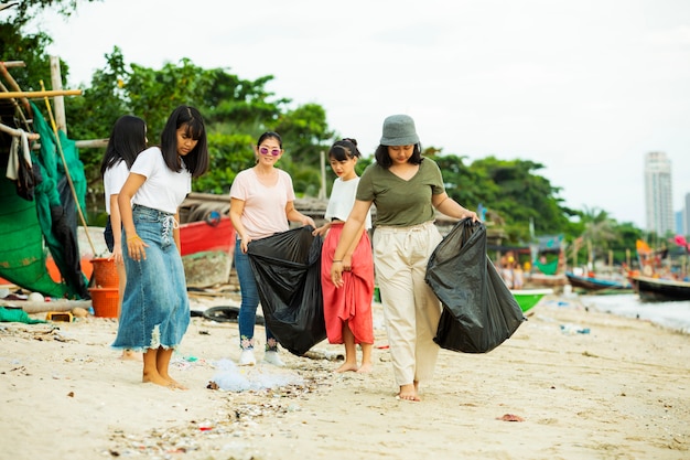 Groep vrijwilligers die het strand schoon houden