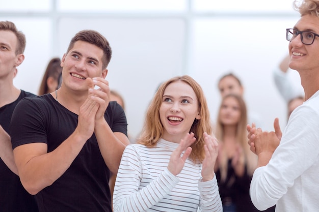 Groep vrolijke jonge mensen die samen staan