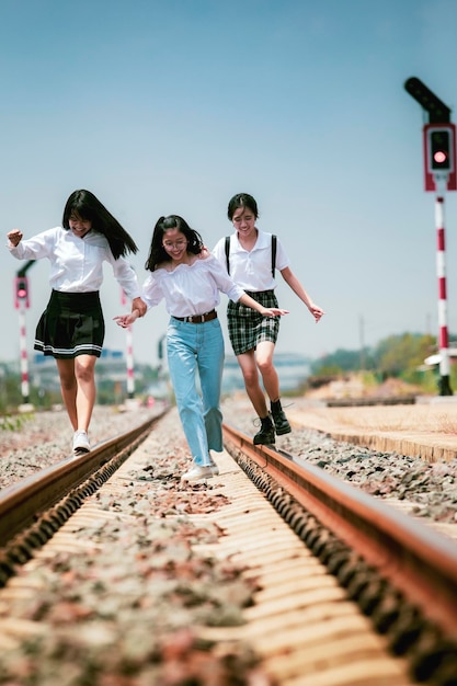 Foto groep vrolijke tieners die met geluk op het spoor lopen