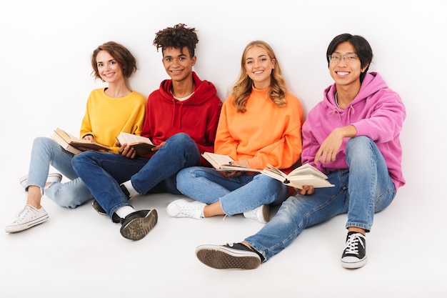 Foto groep vrolijke tieners geïsoleerd