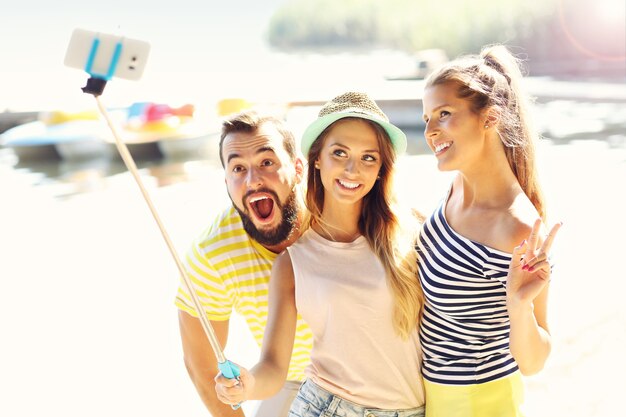 Groep vrolijke vrienden die in de zomer buiten plezier hebben