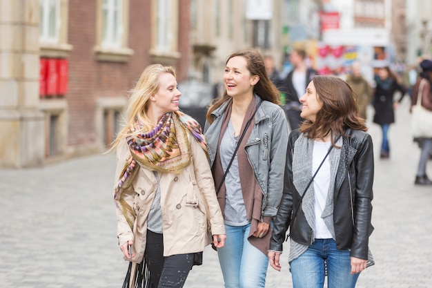 Groep vrouwen die in Kopenhagen lopen