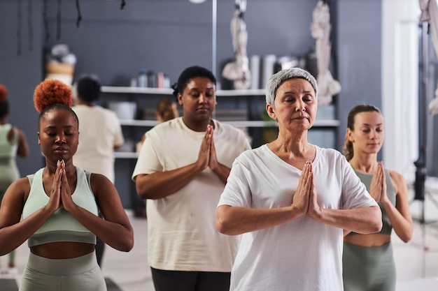 Groep vrouwen die yoga doen in de klas