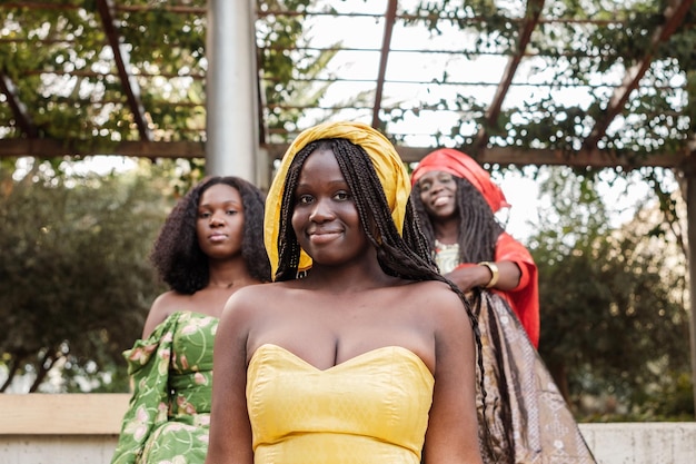 Groep vrouwen in traditionele kostuums die samen een speciale dag vieren Concept traditie