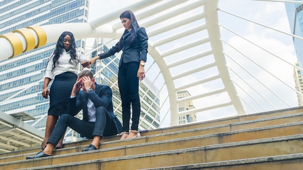 Groep vrouwen mensen zaken voelen zich boos en wijzen de hand naar zaken gestreste man