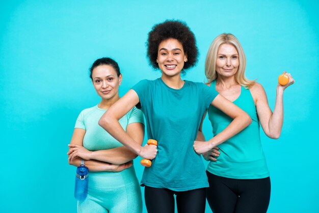 Groep vrouwen met een ander lichaam, leeftijd en etniciteit die sport maakt. Vrouwelijke modellen met sportoutfits die plezier hebben in de sportschool. Concept over lichaamspositiviteit, zelfacceptatie en levensstijl